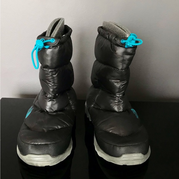 The iconic North Face Bootie is keep your feet warm during cold winter. - Picture 2 of 15